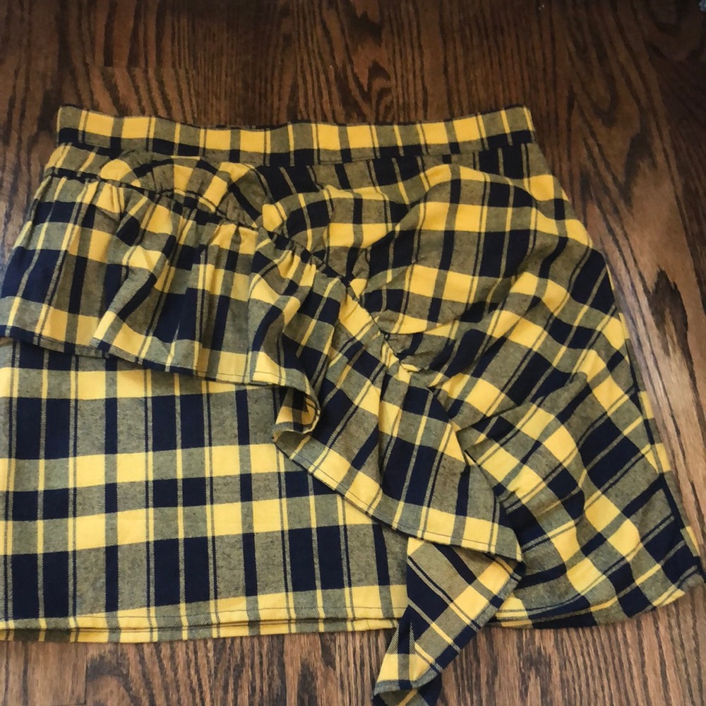 Never worn! Adorable skirt with ruffle!